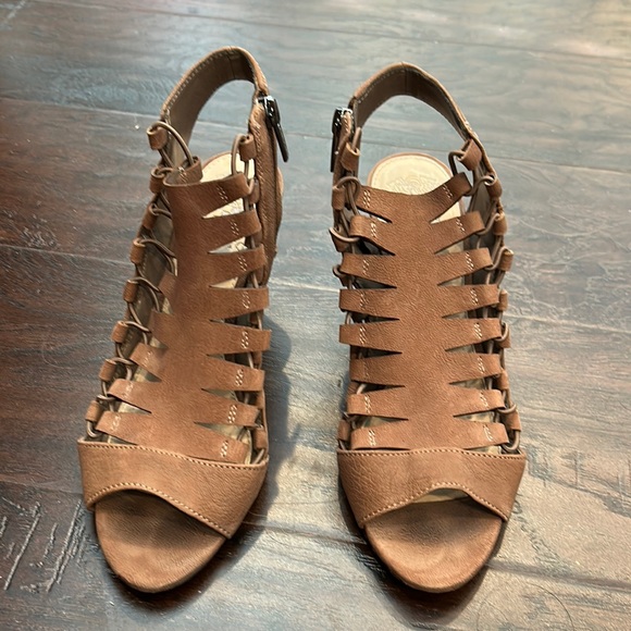 Stylish Vince Camuto Evel Caged Gladiator suede tan sandals. - Picture 1 of 10